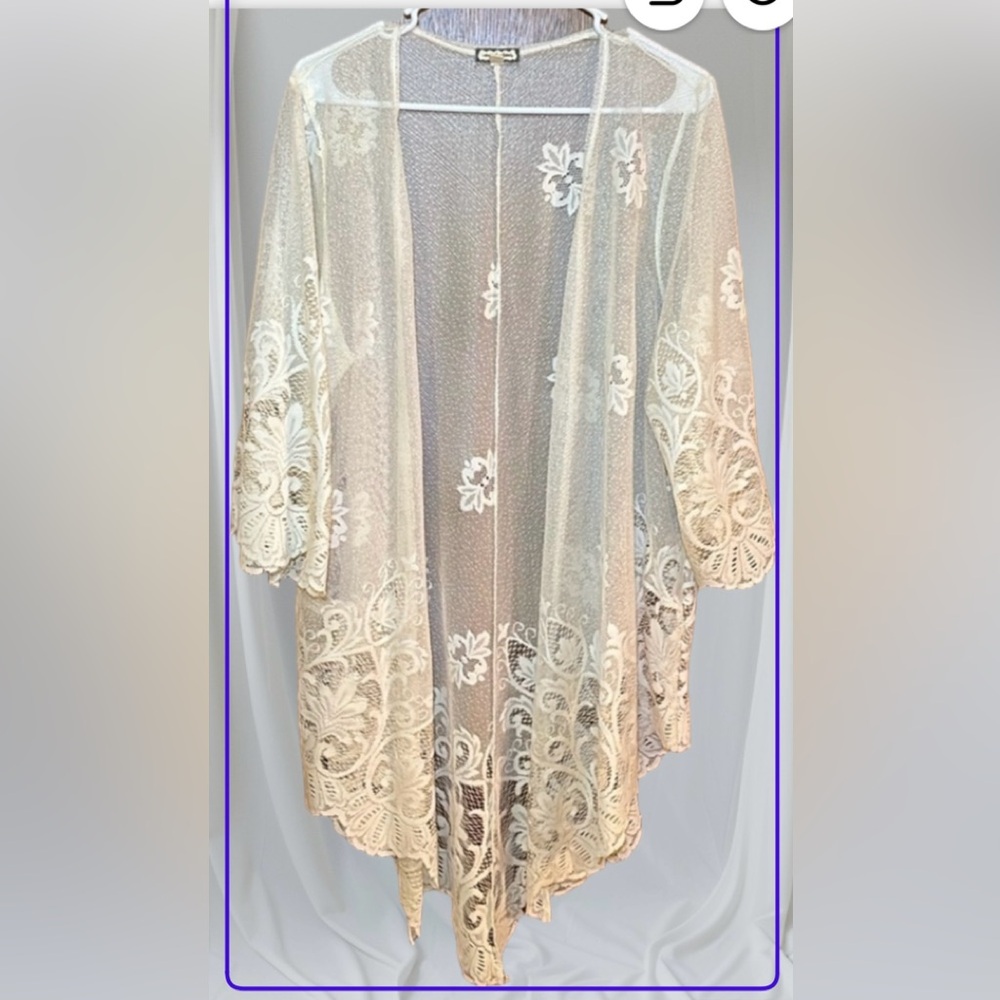 NWOT EYESHADOW LACE KIMONO